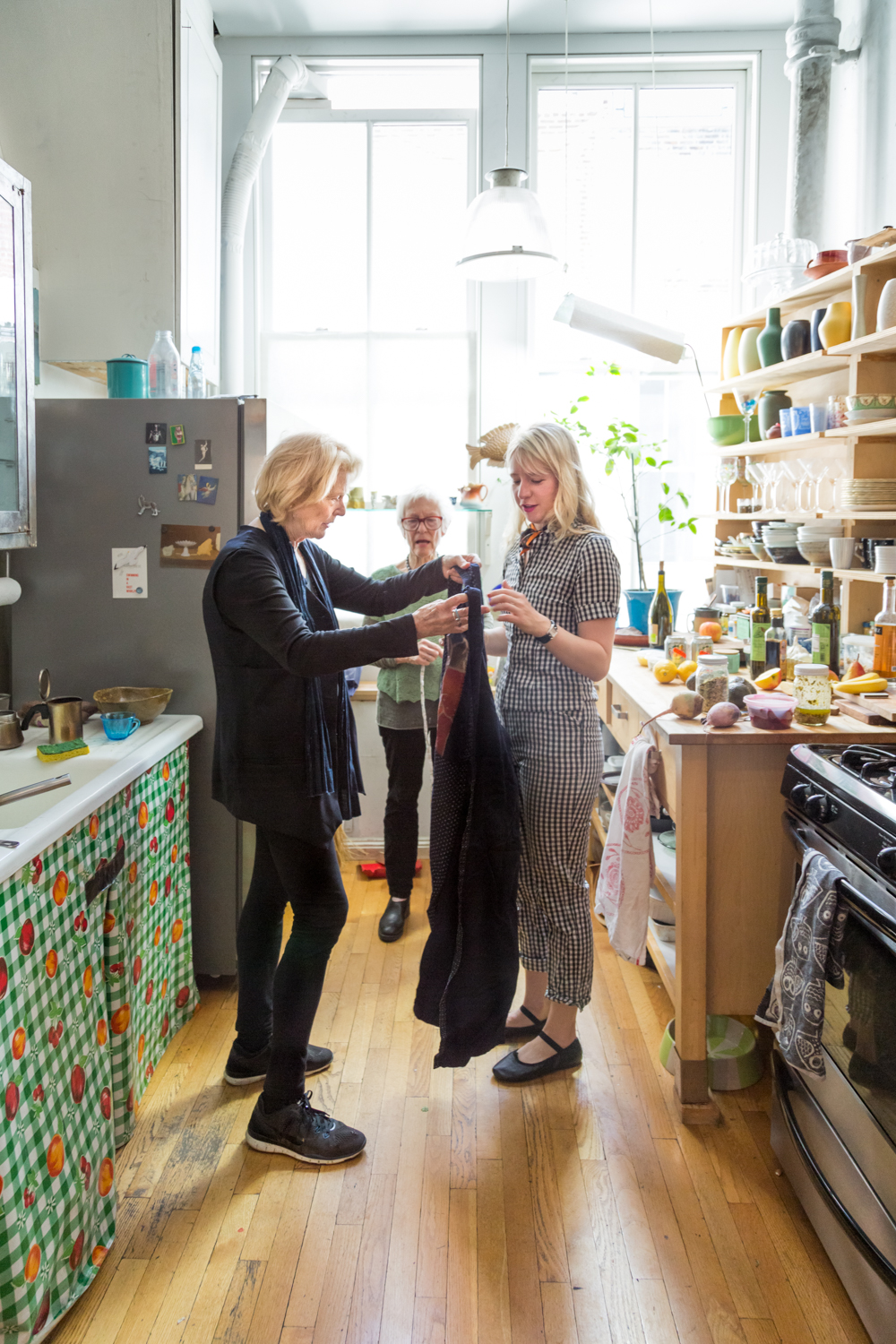 free_gift-8630 Joan Jonas, Gwenn Thomas, Joana Avillez, Soho , Salad, in the making, salad for president